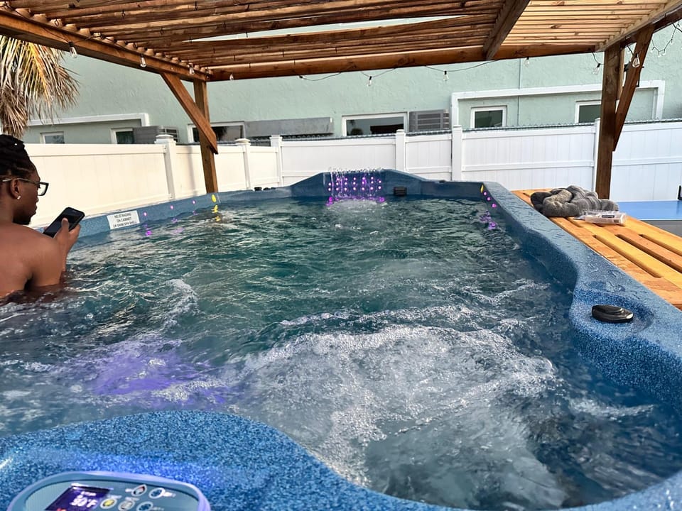 Hot Tub, Swimming pool