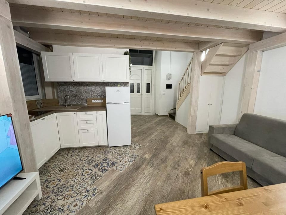 Kitchen or kitchenette, Living room, Seating area, Dining area