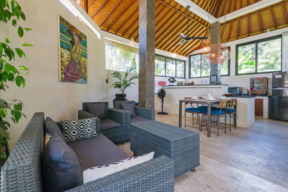 Kitchen or kitchenette, Living room, Seating area, Dining area