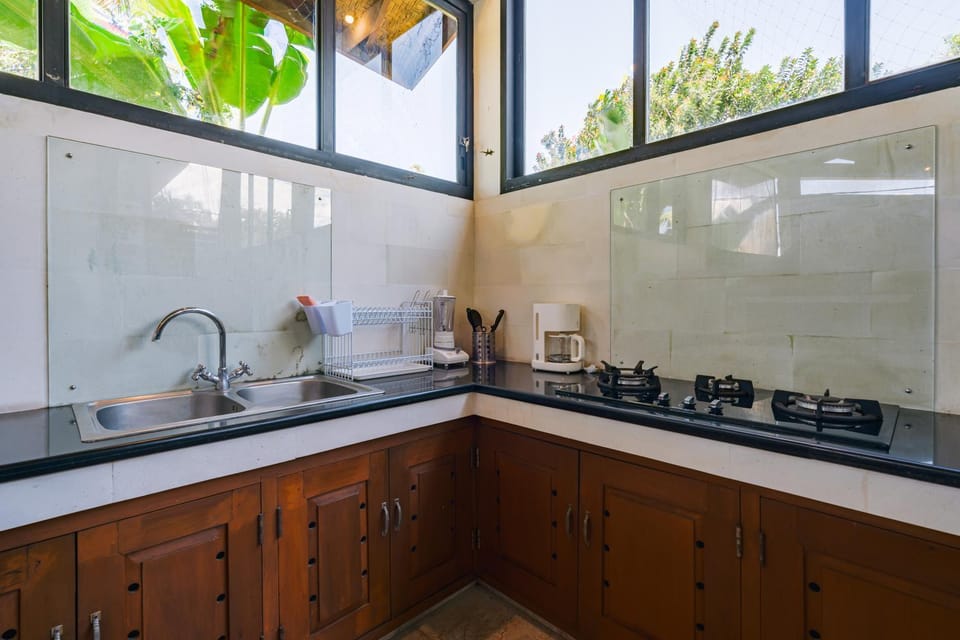 Coffee/tea facilities, Kitchen or kitchenette, stove