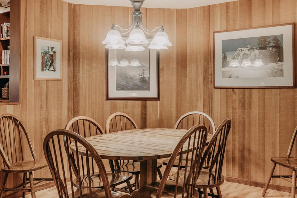 Restaurant/places to eat, Decorative detail, Dining area