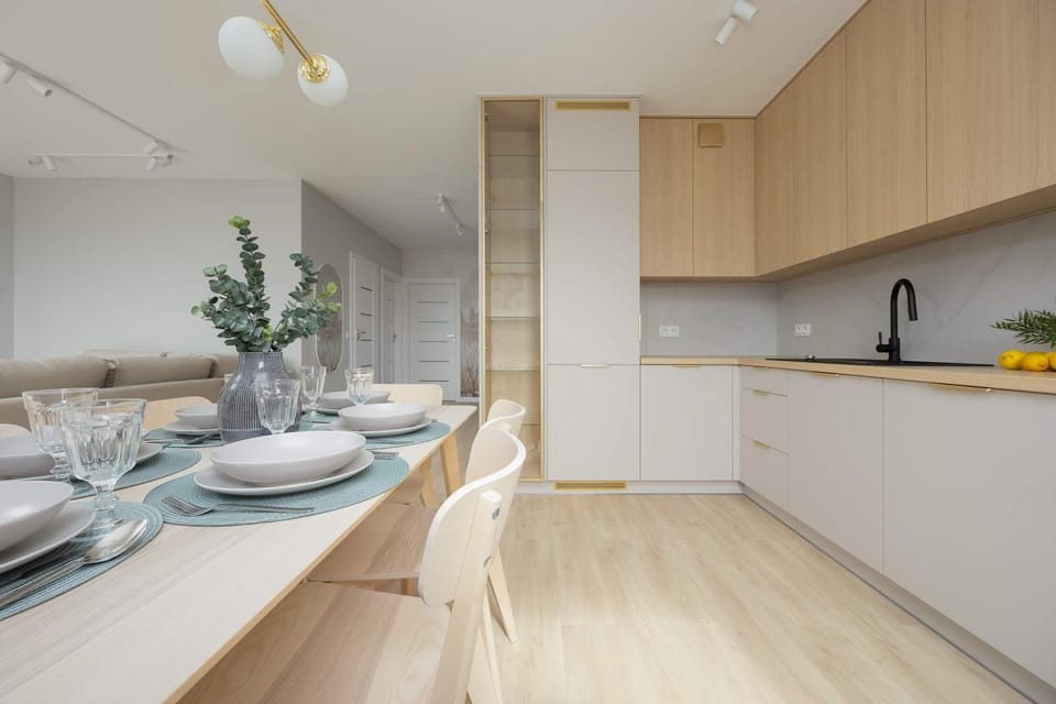 Kitchen or kitchenette, Dining area