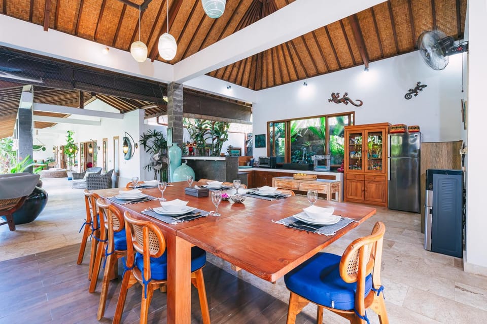 Kitchen or kitchenette, Living room, Food and drinks, Seating area, Dining area, Food