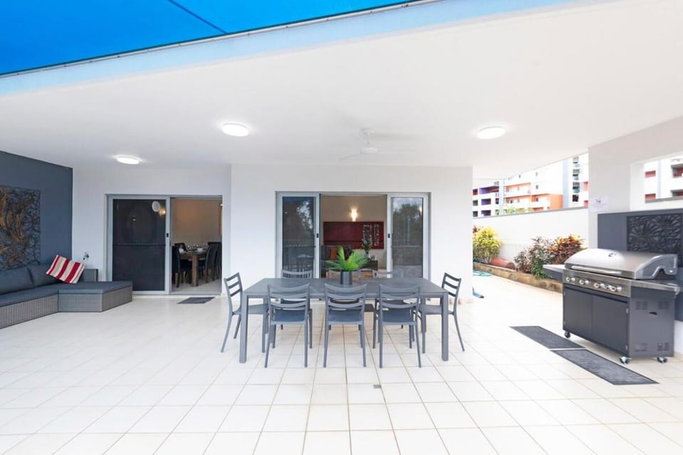 Zen Saltwater Retreat Balcony - Pool - Seaview Apartment in Darwin