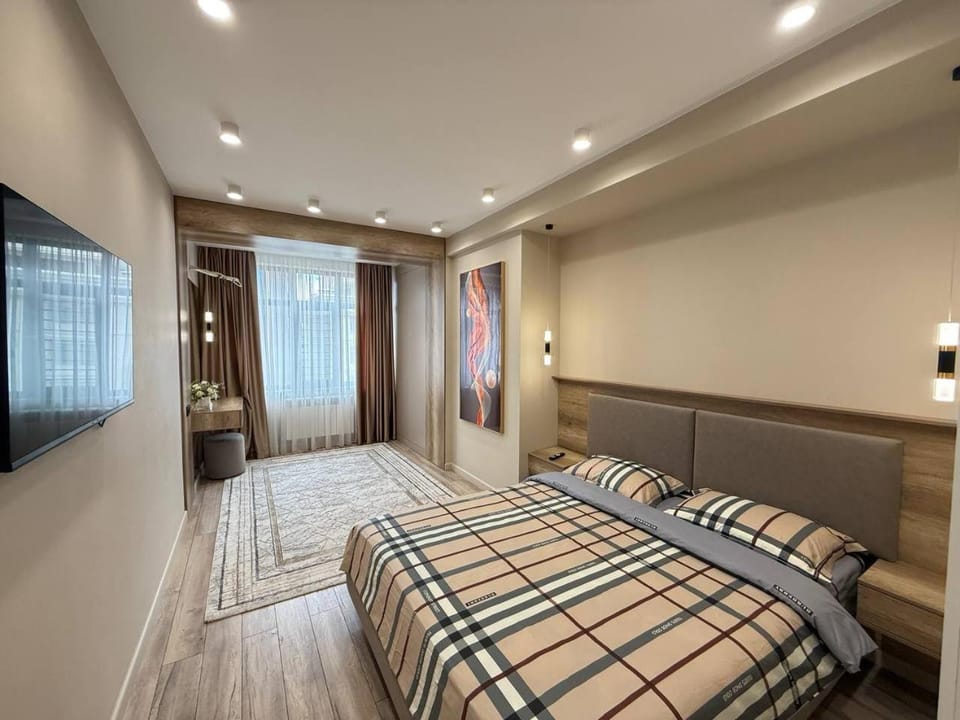 Bed, TV and multimedia, Bedroom