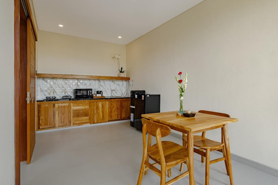Coffee/tea facilities, Kitchen or kitchenette, Dining area, dishwasher, minibar, stove