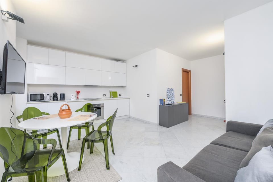 TV and multimedia, Kitchen or kitchenette, Living room, Seating area, Dining area, stove