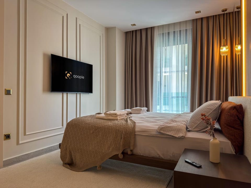 Bed, TV and multimedia, Bedroom