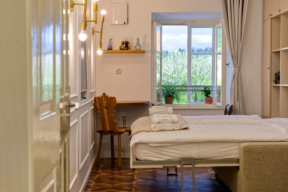 Bed, Bedroom, towels