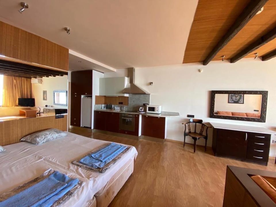 Bed, Kitchen or kitchenette, Photo of the whole room, Bedroom, stove