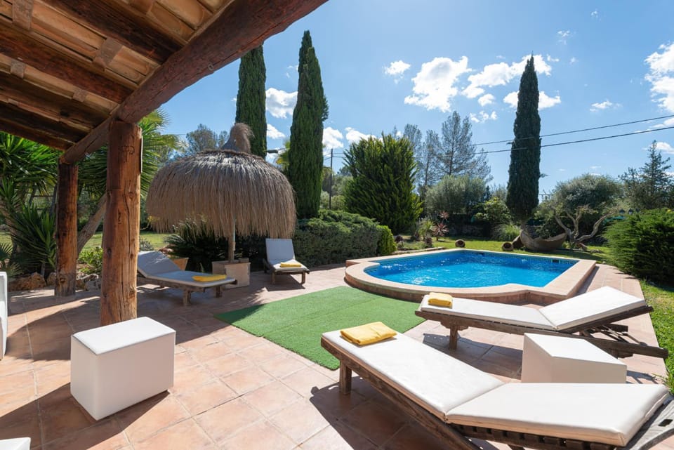 Swimming pool, sunbed