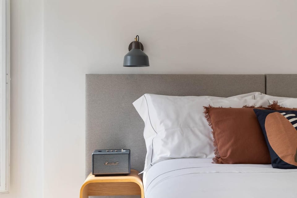 Bed, TV and multimedia, Photo of the whole room, Bedroom