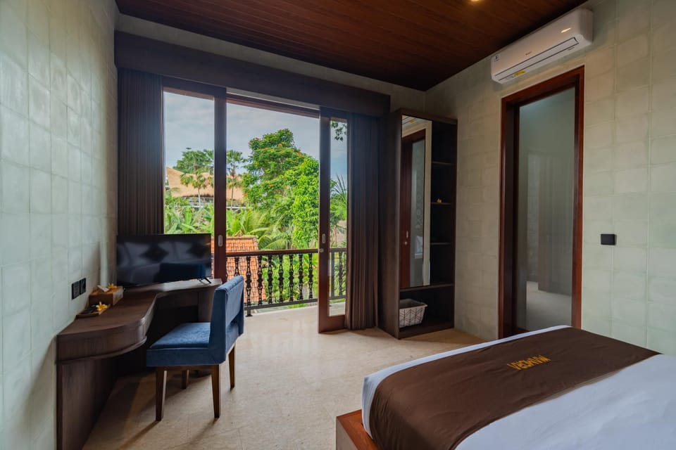 Bed, Seating area, Bedroom, air conditioner
