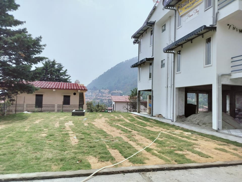Property building, Day, Natural landscape, Garden, Garden, Balcony/Terrace