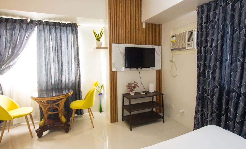 TV and multimedia, Living room, Seating area, Evening entertainment