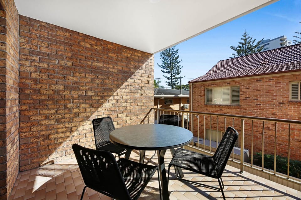 Coastal 2-Bed with Balcony 200m from Beach Apartment in Burleigh Heads