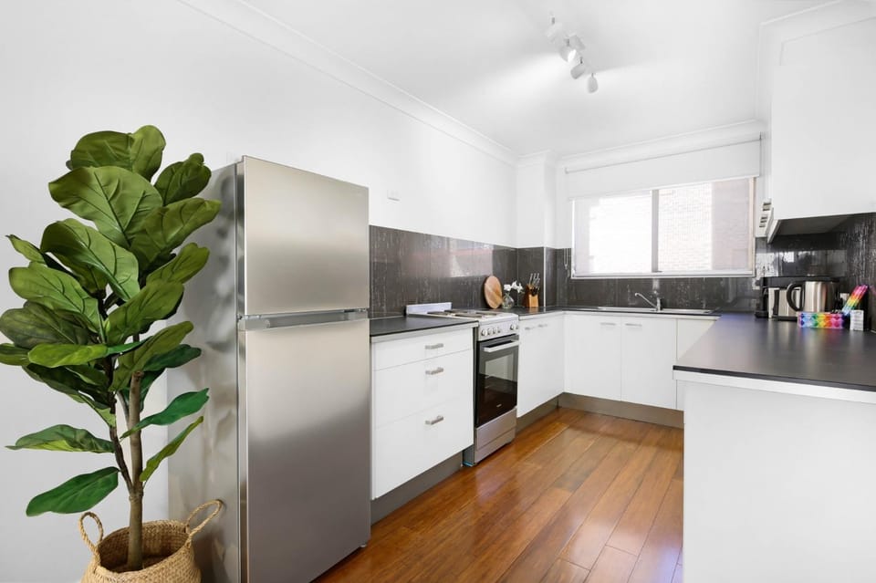 Coastal 2-Bed with Balcony 200m from Beach Apartment in Burleigh Heads