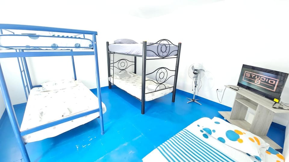 Bed, TV and multimedia, Photo of the whole room, Evening entertainment, Bedroom, bunk bed, towels