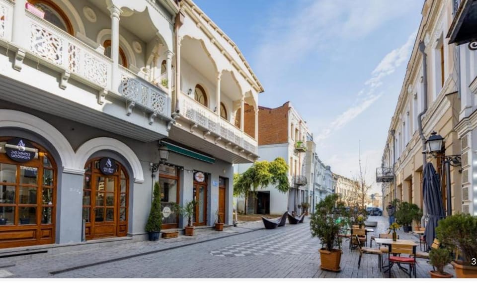 Property building, Balcony/Terrace, Street view, Location