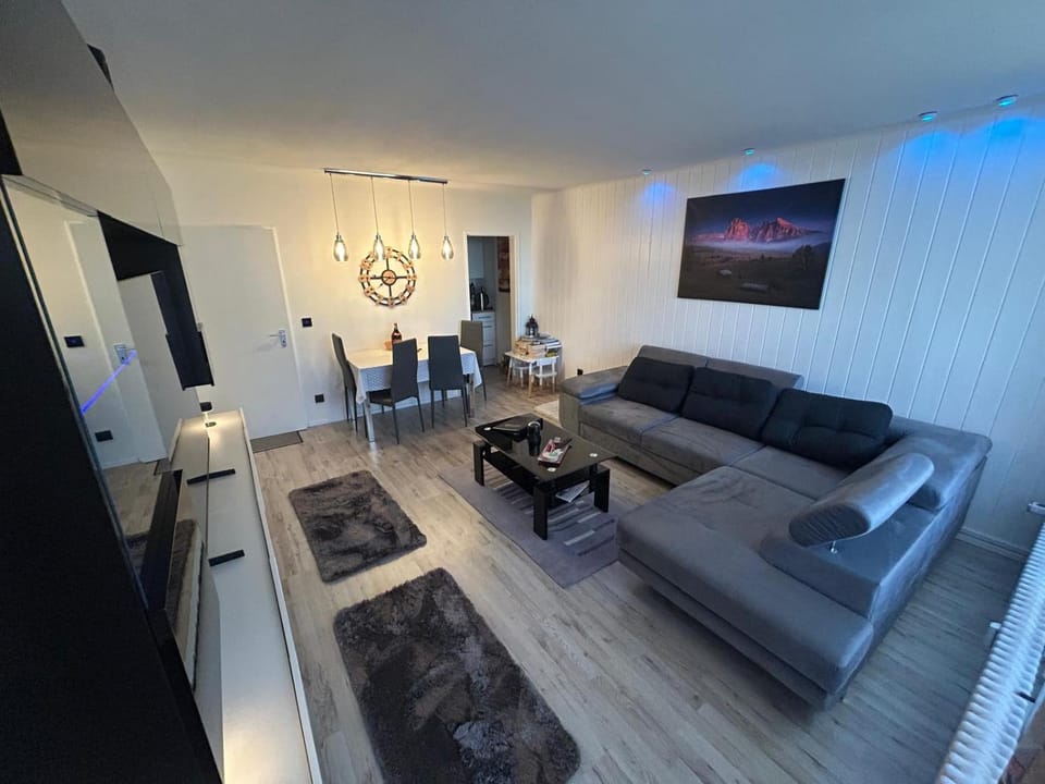 TV and multimedia, Living room, Seating area, Evening entertainment