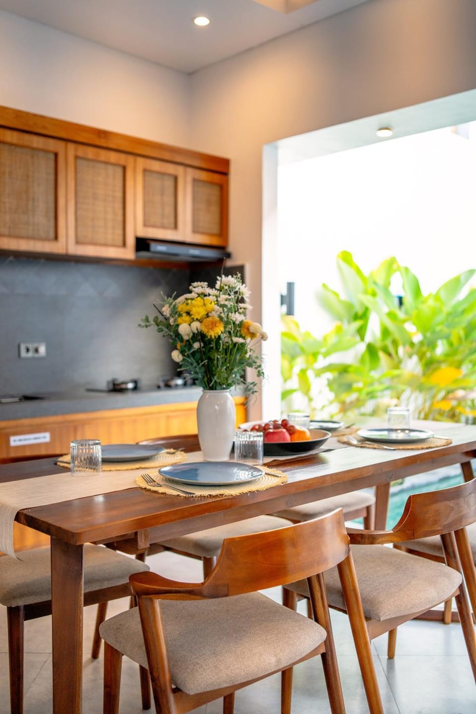 Kitchen or kitchenette, Dining area