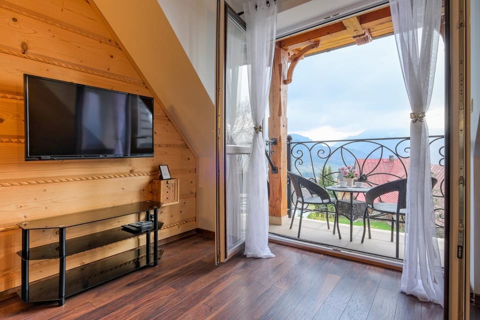 Communal lounge/ TV room, Day, Natural landscape, TV and multimedia, View (from property/room), Balcony/Terrace, Evening entertainment, Mountain view