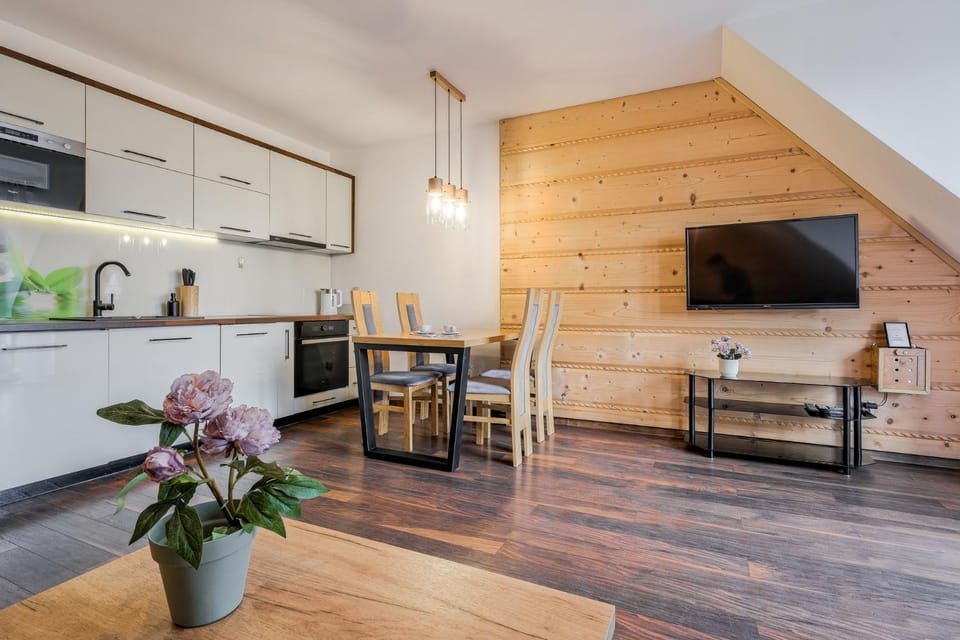 TV and multimedia, Kitchen or kitchenette, Living room, Seating area, Dining area, oven, stove
