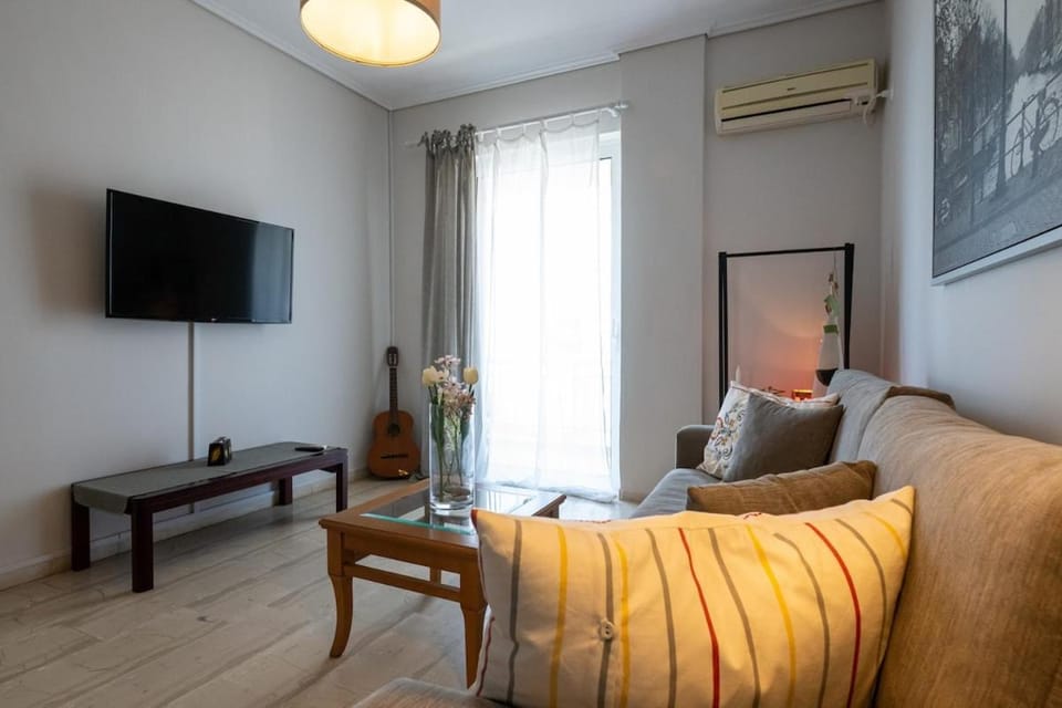 TV and multimedia, Living room, Seating area, Evening entertainment, air conditioner