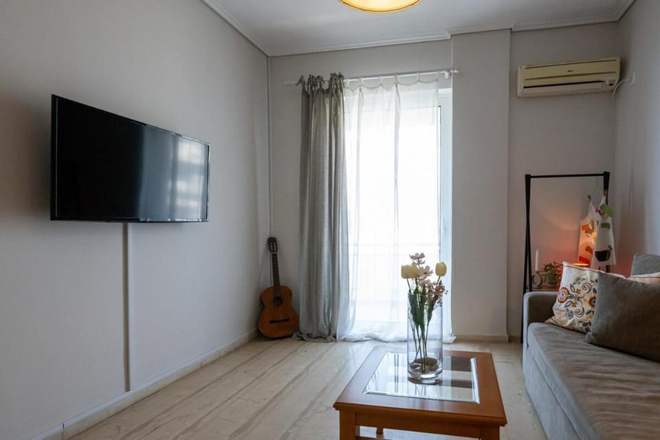 TV and multimedia, Living room, Photo of the whole room, Seating area, Evening entertainment, air conditioner