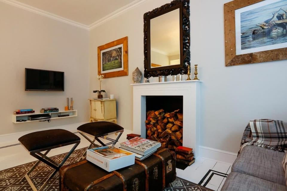 Cosy 1BR Apt with Balcony, East Putney,2min Tube Apartment in London