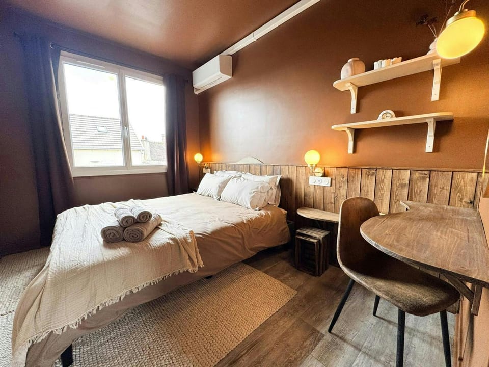 Bed, Other, Photo of the whole room, Bedroom, towels, air conditioner