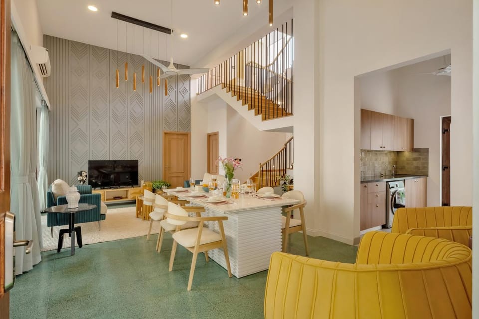 TV and multimedia, Kitchen or kitchenette, Living room, Seating area, Dining area