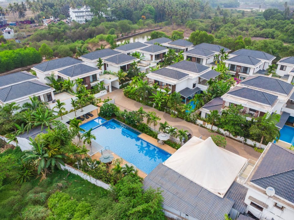 Property building, Day, Natural landscape, Bird's eye view, Pool view, Swimming pool, sunbed