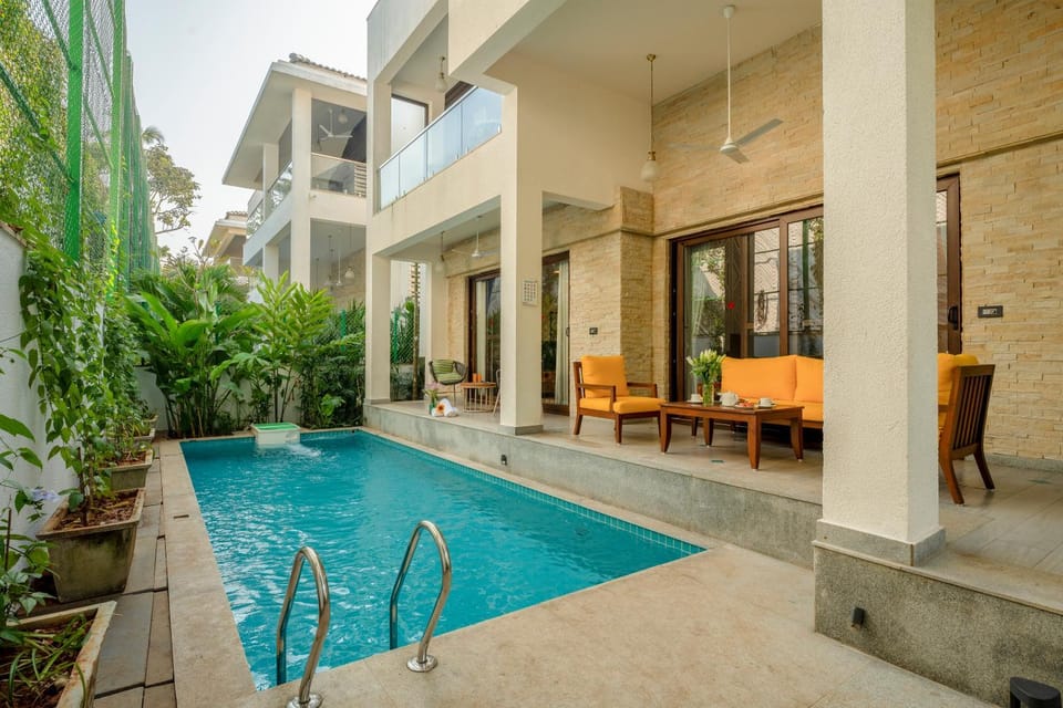 Property building, Patio, Day, View (from property/room), Balcony/Terrace, Pool view, Swimming pool, sunbed
