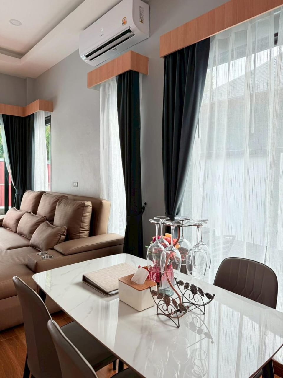 Seating area, Dining area, air conditioner
