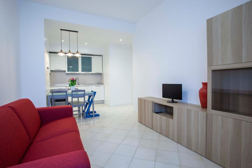 TV and multimedia, Kitchen or kitchenette, Living room, Seating area, Dining area