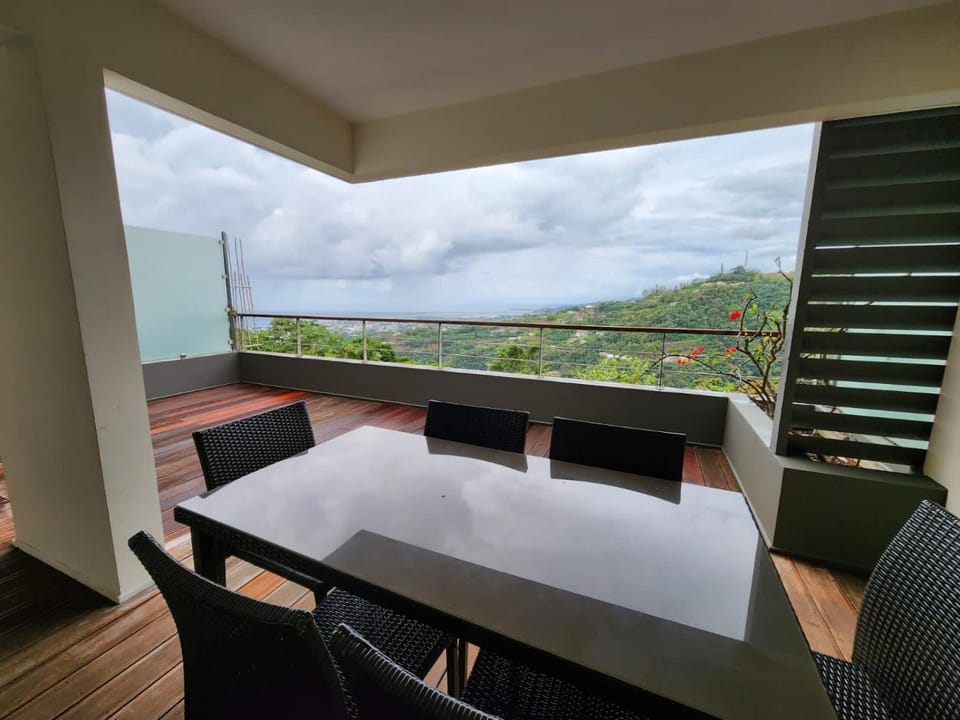 View (from property/room), Balcony/Terrace, City view, Mountain view, Sea view