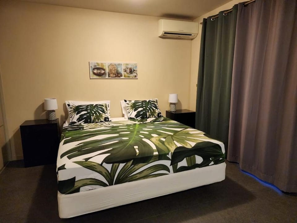Bed, Photo of the whole room, Bedroom, air conditioner