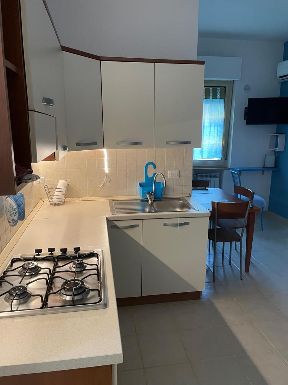 Kitchen or kitchenette, Dining area, stove