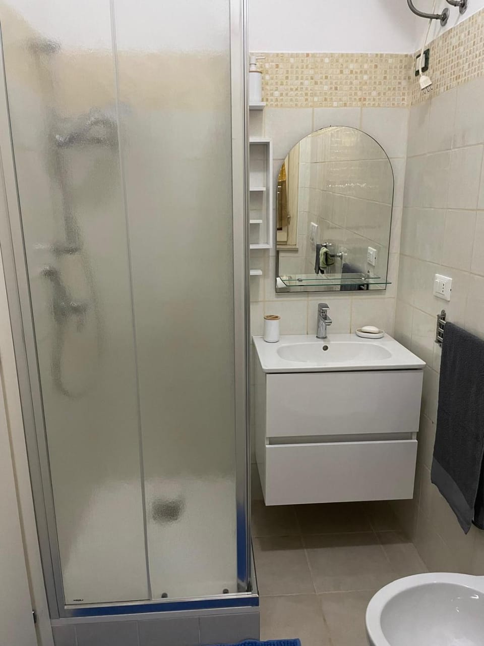 Shower, Toilet, Bathroom, towels