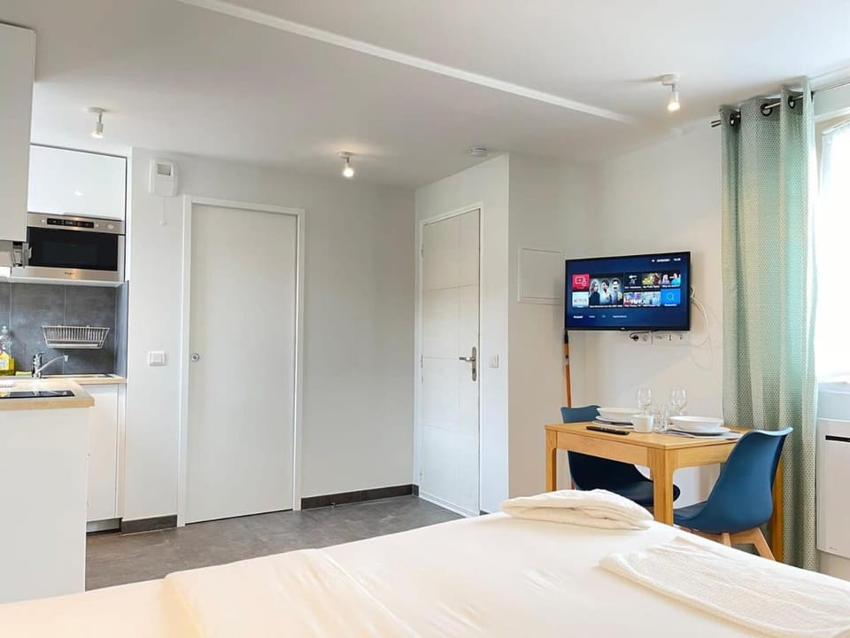 Le Cosy Corbeil Studio RER D 700 m Parking Apartment in Corbeil-Essonnes