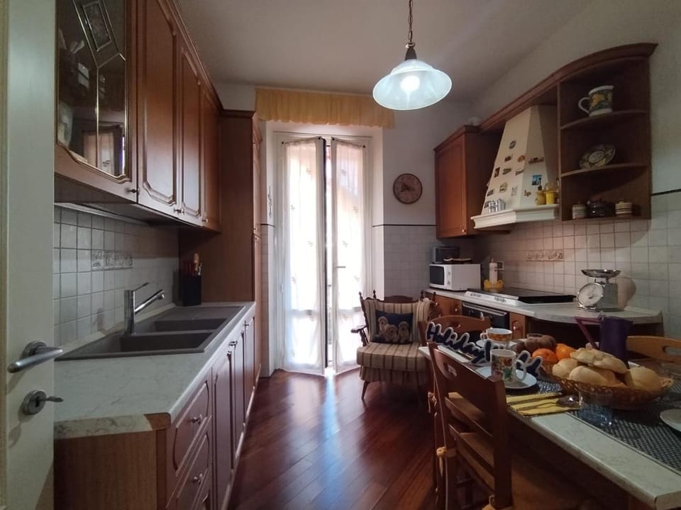 Kitchen or kitchenette, Dining area, stove