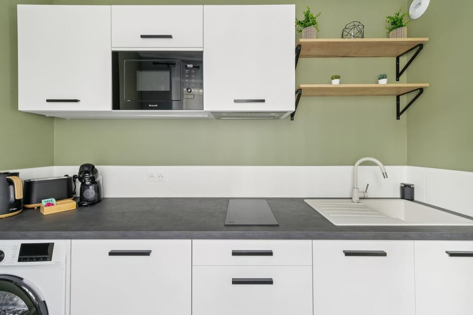 Coffee/tea facilities, Kitchen or kitchenette, stove, toaster