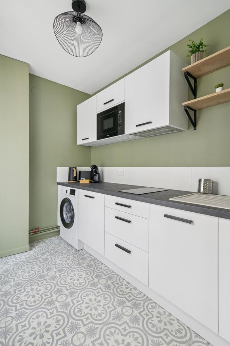 Kitchen or kitchenette, stove, washing machine