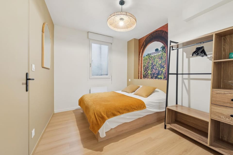 Bed, Photo of the whole room, Bedroom
