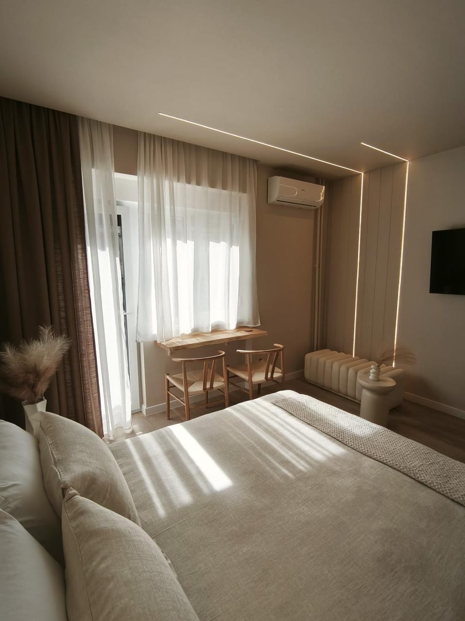 Bed, TV and multimedia, Living room, Photo of the whole room, Seating area, Bedroom, air conditioner
