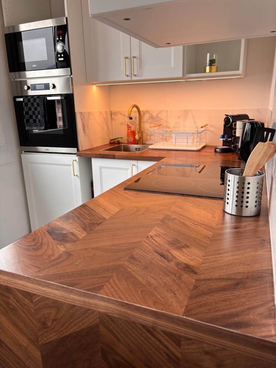 Coffee/tea facilities, Kitchen or kitchenette, oven, stove, toaster