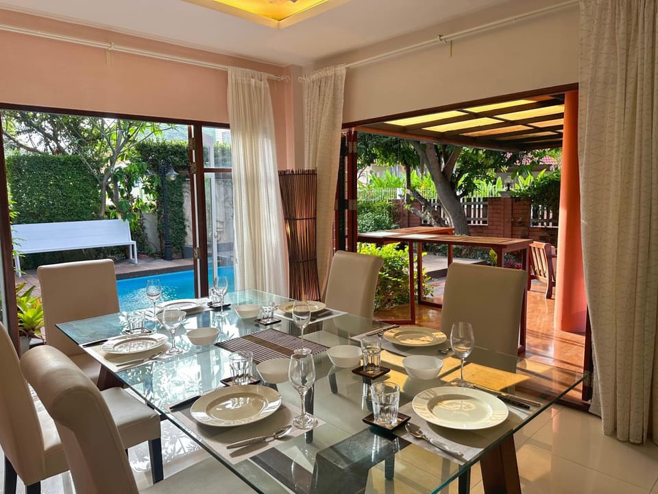 Living room, Seating area, Dining area