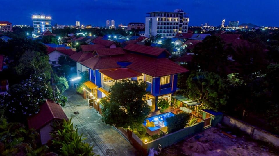 Property building, View (from property/room), City view, Pool view, Swimming pool, Location, acessibility