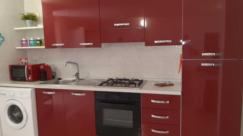 Coffee/tea facilities, Kitchen or kitchenette, oven, stove